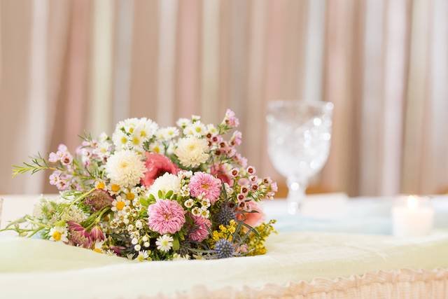book wedding flowers timeline tips
